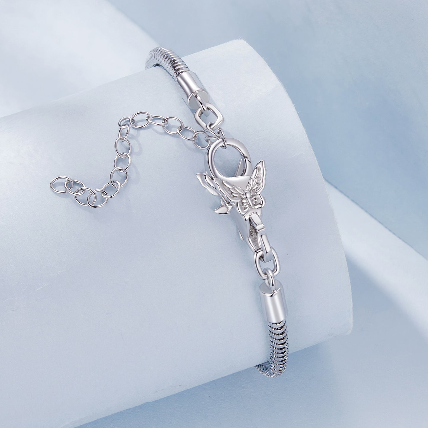 detail van sterling zilver bedelarmband met sluiting in vlinder-vorm