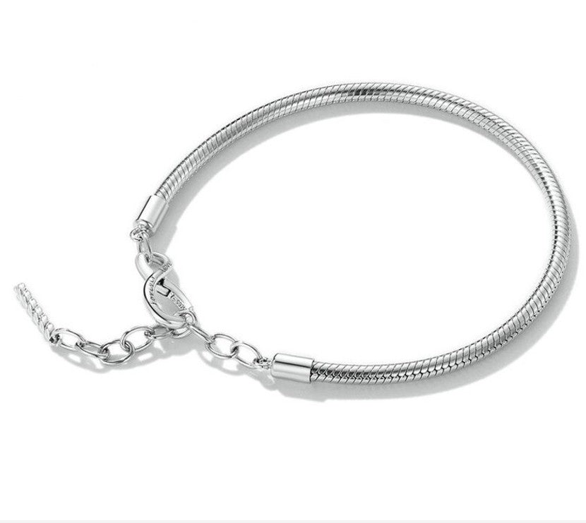 Zilveren infinity-sluiting op een slangenarmband