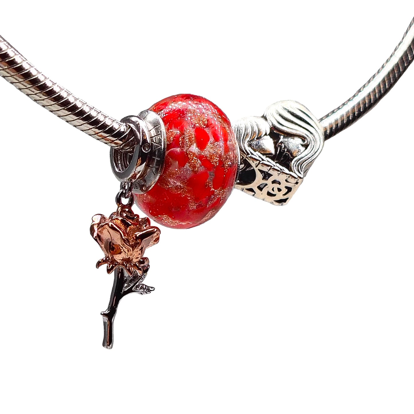 LERROSA sieraden compositie Moederliefde met een roze Amuleto della Vita Murano-bedel, een zilveren bedel van een moeder en dochter in hartvorm en een zilveren roos op een verfijnde armband.