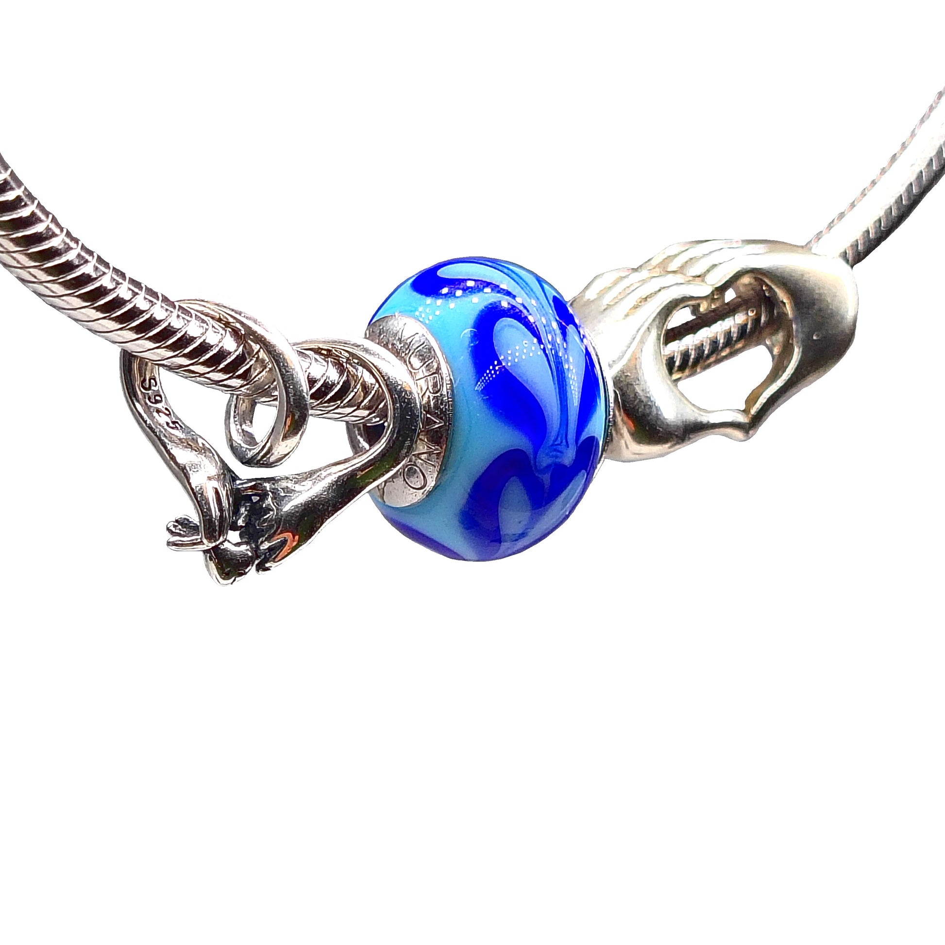 Luxe zilveren bedelset 'Vriendschap' met blauwe Murano-bedel, pinkbelofte-charm en handen die een hart vormen op een LERROSA armband.