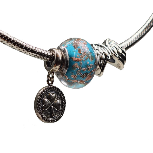 LERROSA sieraad compositie Vrije Horizon: een set van drie bedels bestaande uit de hemelsblauwe Amuleto Celeste Murano-bedel, zilveren vleugels en een zilveren klavertje drie (zonder armband).